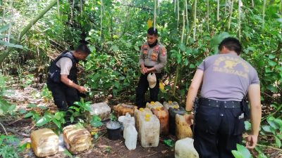 Polres Pulau Morotai Musnahkan  Ribuan Liter Miras Dilokasi Pabrik