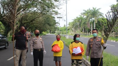 Peduli Warga, Polres Halut Bagi Sembako Gratis