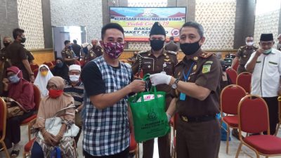 Kejati Malut Salurkan 300 Paket Sembako Kepada Masyarakat
