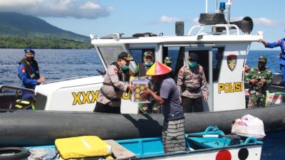 Sasaran Nelayan dan Masyarakat Pesisir, Polda Malut dan Korem Kembali Berbagi