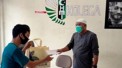 Usman Salurkan Paket Ramadhan Untuk Mahasiswa Halsel di Jakarta