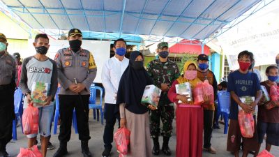 Bupati Bersama Kapolres dan Dandim 1510 Bagikan Sembako Kepada Warga Sula
