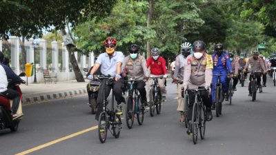 Pantau Kamtibmas Aman dan Kondusif, Kapolda Malut Pimpin Patroli Sepeda