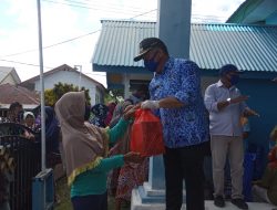 Bupati Kepsul Hendrata Thes Bagikan Masker, Sembako dan THR Ke-Warga Sulabesi