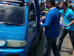 Bupati Hendrata Thes Bagi-Bagi Masker dan Takjil di Pasar Basanohi Sanana