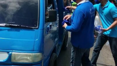 Bupati Hendrata Thes Bagi-Bagi Masker dan Takjil di Pasar Basanohi Sanana