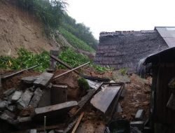 Dua Rumah Rusak Akibat Longsor di Desa Tolofuo Kec. Loloda
