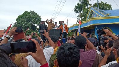 Bupati Halsel H. Usman Sidik saat temui.massa aksi di depan kantor camat Obi