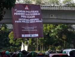 KAMMI dan ACN Bentang Spanduk Raksasa Minta RUU TPKS Dibatalkan