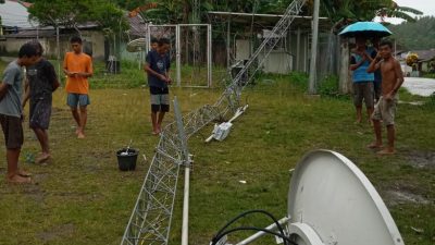 Tower Mini Desa Busua Patah Akibat Di Terjang Hujan Deras dan Angin Kencang