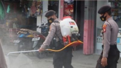Cegah Covid-19 Varian Baru Polres Halsel dan Satgas Laksanakan Penyemprotan Desinvektan