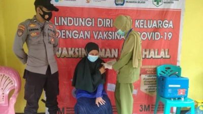  Giat Vaksinasi, Kapolsek Pulau Makian Turun Langsung ke Lapangan