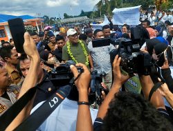 Ribuan PTT Halsel Jemput Bupati Usman Sidik di Bandara Oesman Sadik