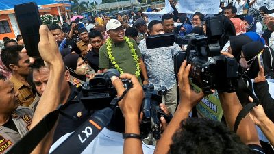 Ribuan PTT Halmahera Selatan Jemput Bupati Usman Sidik di Bandar Udara Oesman Sadik Bacan (Foto : M Rafa/infomalut.com)