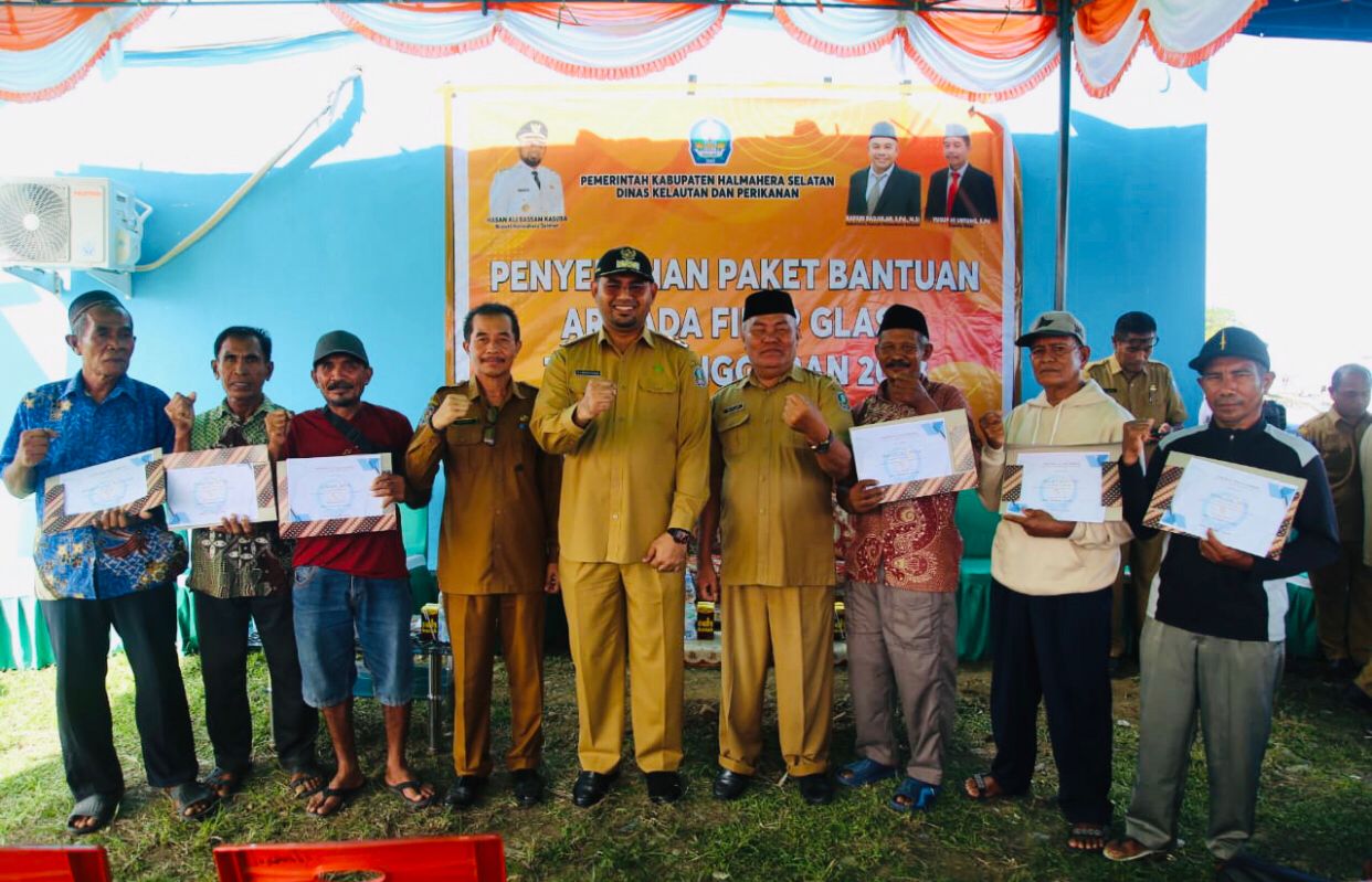 Plt Bupati Bassam Kasuba Serahkan 33 Unit Armada Tangkap Kepada Kelompok Nelayan
