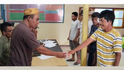 Kades Wayasipang Salurkan BLT Tahap I Kepada 24 KPM